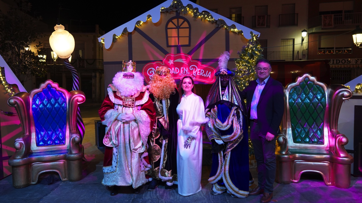 Los Reyes Magos reparten ilusión y alegría en Berja